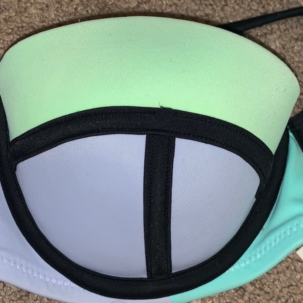 VS Triangl-Styled Bikini Top - Picture 7 of 8